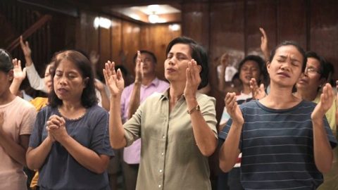 صلاة المسيحيين: حلُّ ثلاث قضايا يعلمنا كيف نصلِّي